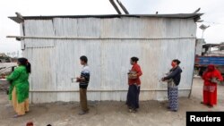 Ljudi održavaju fizičku distancu tokom dostave hrane, Katmandu, Nepal, 28. april, 2020.