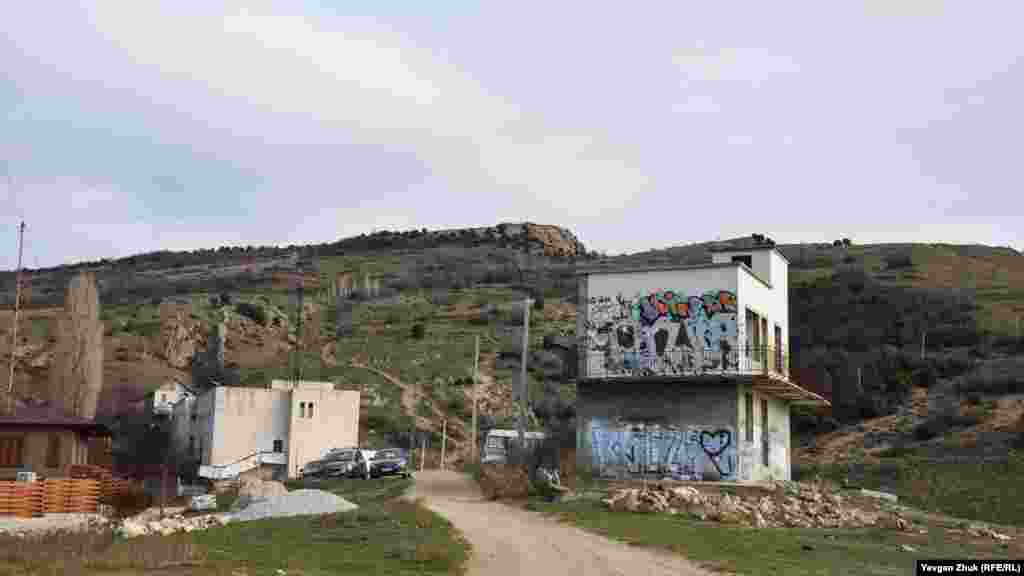 Здания бывшей метеостанции, между которыми идет тропа по оврагу Шайтан-Дере. Слева вершина горы Аскети – она выше, справа – гора Спилия