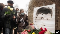 Люди возлагают цветы в годовщину убийства Бориса Немцова, Санкт-Петербург, 27 февраля 2021 года