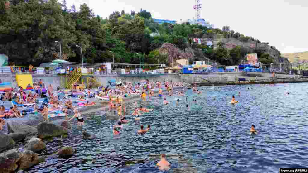 На открытом для всех пляже наоборот – наблюдается ажиотаж