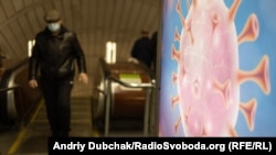 У метро зникли натовпи пасажирів, у кафе немає відвідувачів 