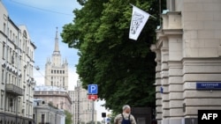 Zastava Islamskog emirata Afganistana na zgradi ambasade Afganistana u Moskvi, 4. jula 2025.