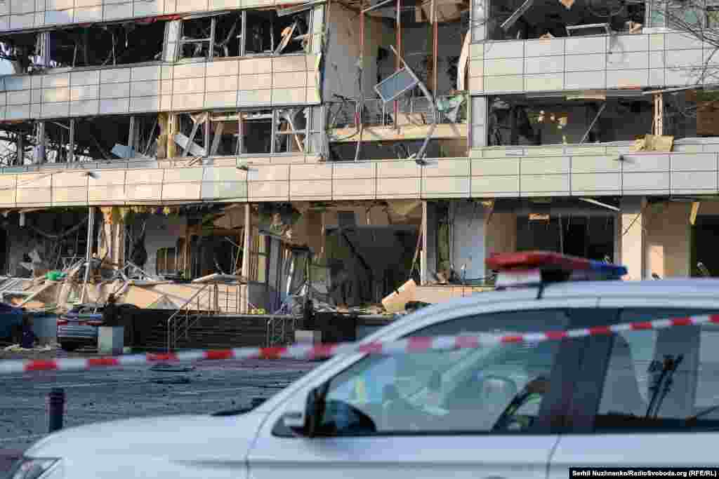 Керівництво Росії заперечує, що російська армія під час повномасштабної війни завдає цілеспрямованих ударів по цивільній інфраструктурі міст і сіл України, убиваючи цивільне населення і руйнуючи лікарні, школи, дитячі садочки, об’єкти енергетики та водозабезпечення.