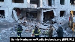 Наслідки російського удару по житловому будинку в Костянтинівці. Україна, 22 лютого 2025 року. Удар був завданий через кілька днів після першого раунду переговорів представників США і Росії щодо завершення війни