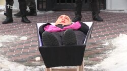 Консульство Росії в Харкові заблокували поліцейські, нацгвардійці та активісти (відео) Консульство Росії в Харкові заблокували поліцейські, нацгвардійці та активісти (відео)