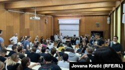 Učesnici antivladinog protesta u Novom Sadu sklonili su se u amfiteatru Prirodno-matematičkog fakulteta, 5.9.2025.