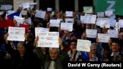 Акції протесту з вимогою до президента Мілоша Земана і лідера партії АНО Андрея Бабіша подати у відставку в Празі, 17 жовтня 2017 року