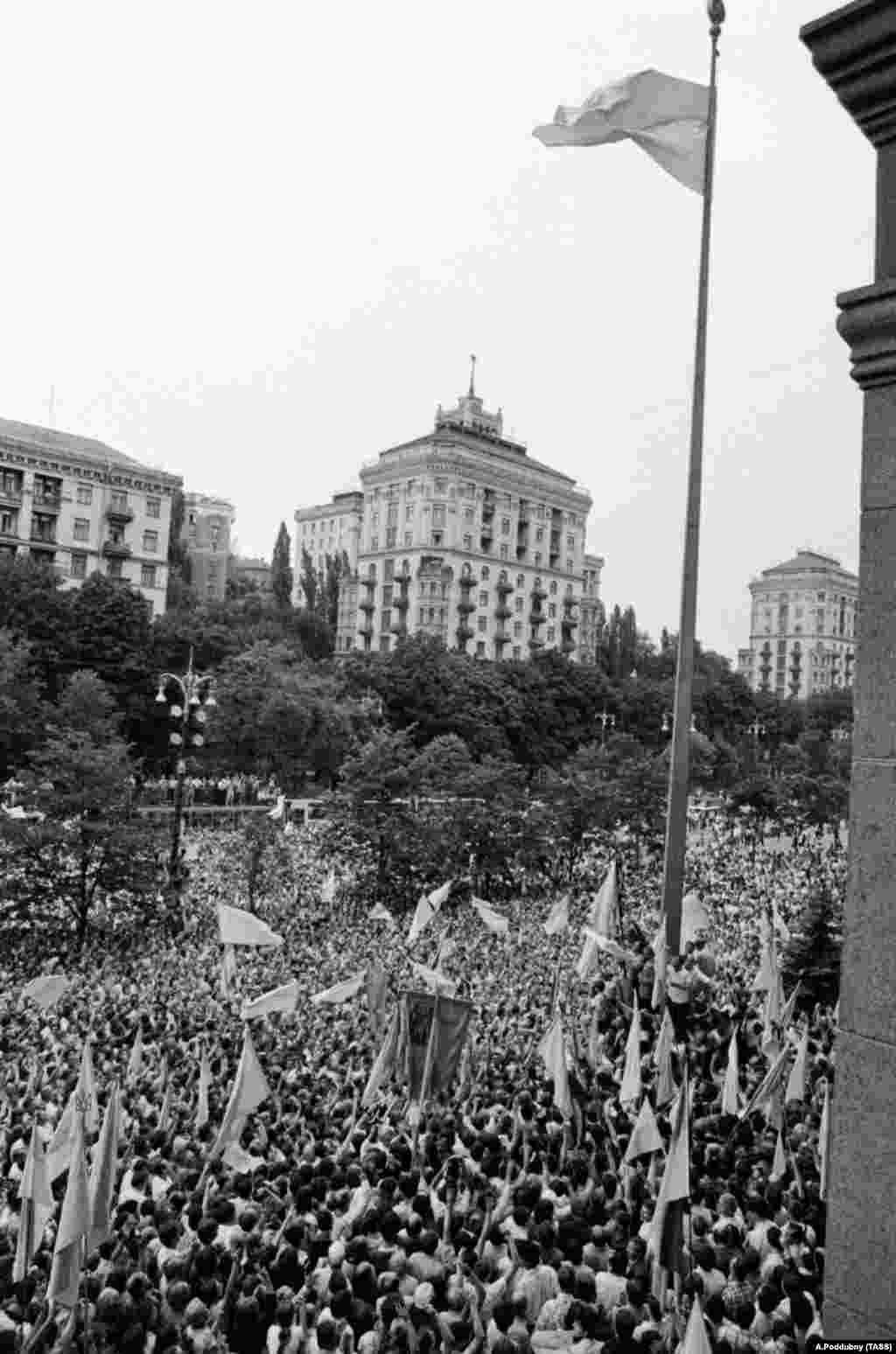 АРХІВНЕ ФОТО. Підняття українського національного прапора на прапорній щоглі біля будинку Київської міської ради на Хрещатику. Київ, 24 липня 1990 року