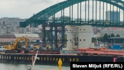 Uklanjanje centralnog luka Starog savskog mosta sa postamenta na kome je stajao od 1942. godine.