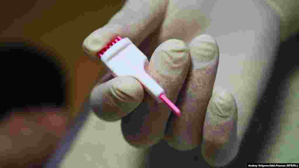 Одноразовая игла для прокола пальца: быстро и абсолютно бесболезненно. 