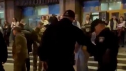 Recrutorii militari ucraineni îi scot cu forța pe bărbați din cluburile de noapte. Reacțiile sunt împărțite Recrutorii militari ucraineni îi scot cu forța pe bărbați din cluburile de noapte. Reacțiile sunt împărțite