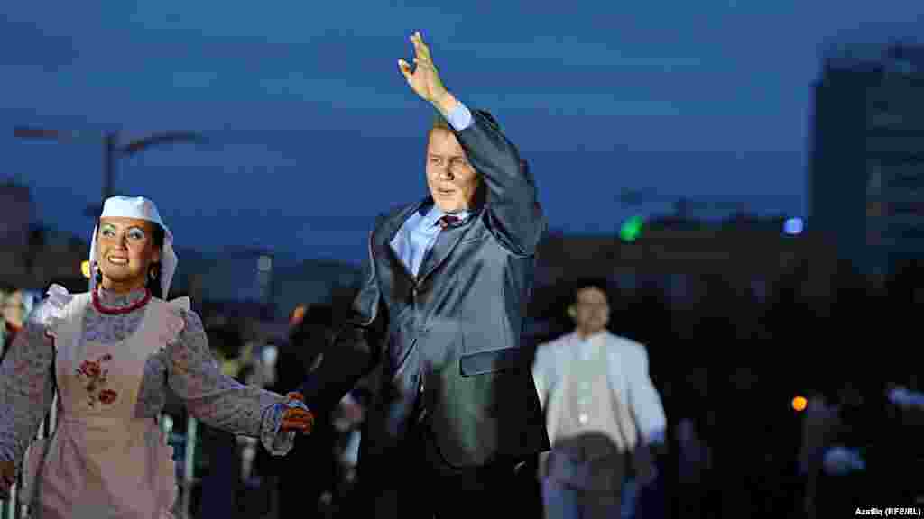 Камал театры каршында яңа сезон ачу тантанасы. Фәнис Сафин.  