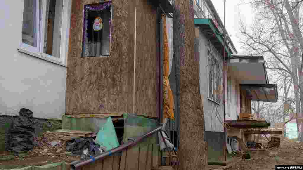 Дерево «подпирает» балкон пятиэтажки