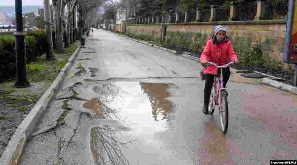 Проспект (в 1918-2003 годах – проспект Ленина) после затяжных зимних дождей. Между ним и морской набережной проходит железная дорога, построенная в 1892 году