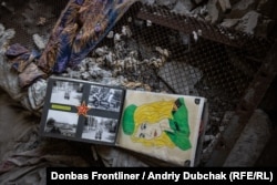 Альбом строковика служби (1979-1981) у Німецькій Демократичній Республіці (під контролем СРСР) в понівеченому артилерією російських гібридних сил будинку, Красногорівка, 24 липня 2021 року