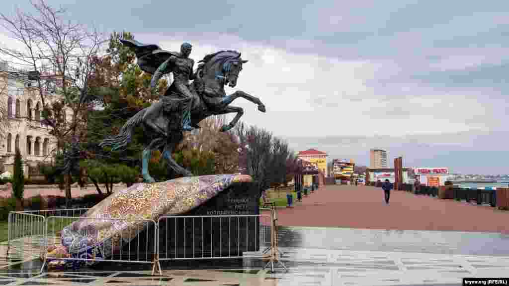 Бронзовый памятник «кавказскому Суворову», генералу Петру Котляревскому (кстати, родственнику классика украинской литературы Ивана Котляревского) на набережной Десантников в Феодосии. Памятник открыли в ноябре 2020 года. После двух нападений вандалов памятник оградили металлическим заборчиком. Тогда, в августе и октябре прошлого года, неизвестные и подростки отломали генеральскую саблю. Что еще можно увидеть на проспекте Айвазовского в Феодосии и вблизи него – в этом фоторепортаже