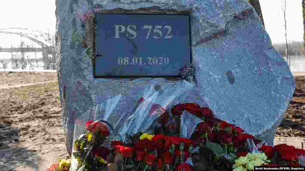 Сірий гранітний камінь з назвою рейсу PS 752