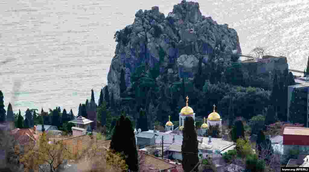 Дженевез-Кая (с крымскотатарского – «Генуэзская скала»), которая находится на закрытой территории лагеря «Кипарисный» детского центра «Артек». Расстояние по прямой между ней и Болгатурой – 1 километр