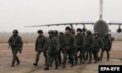 Білоруські війська прибувають на аеродром у Казахстані в рамках місії ОДКБ 8 січня