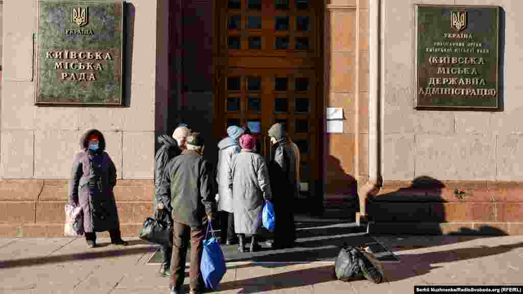 67 відсотків українців вважають себе бідними. Про це йдеться у даних звіту «Самооцінка домогосподарств рівня своїх доходів за 2020 рік», який Держстат оприлюднив 6 серпня 2021 року