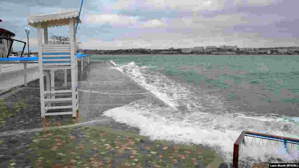 Вода полностью заливает пляж «Хрустальный»