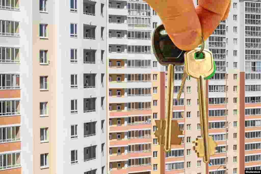 В России к началу декабря 2021 года средневзвешенная цена предложения на рынке строящегося жилья составила 123 939 рублей ($1682) за 1 кв м (по данным “Единого ресурса застройщиков РФ”). То есть на 27% больше, чем в начале года, и на 57% больше, чем было в январе 2020-го. Первая тройка регионов по уровню текущих цен: Москва - ₽267 362 ($3628), Санкт-Петербург - ₽153 756 ($2086), Московская область - ₽113 685 ($1543). При этом средняя площадь квартиры в строящихся жилых комплексах составила 49,7 кв м.