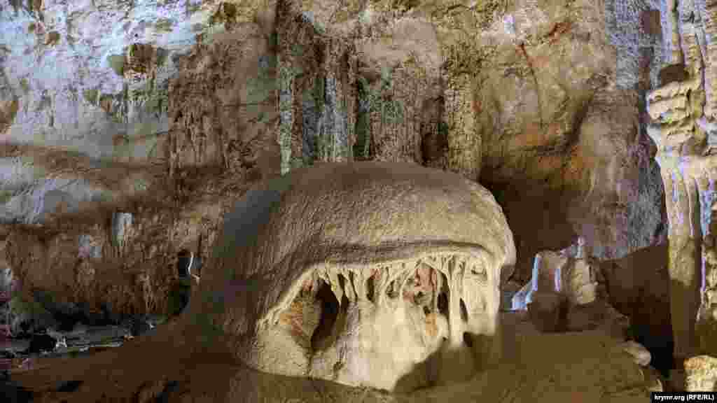 Это похожее на медузу или гриб образование в Тронном зале носит название «Шапка Мономаха»