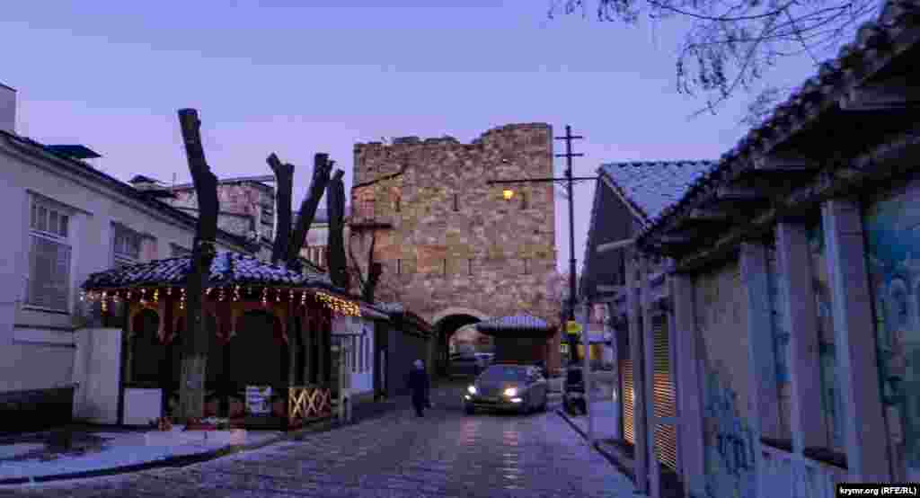 Еще одной особенностью Гезлевских ворот было расположение их на дороге, ведущей в Бахчисарай. Очень часто крымские ханы наведывались в Гезлев для молитв в одной из красивейших мечетей Крыма – Хан-Джами и обязательно пересекали ворота для входа в город. Под предлогом расширения автомобильной дороги этот уникальный памятник истории решением городских властей в 1959 году был снесен. Лишь 2004 году усилиями меценатов и неравнодушных людей Гезлевские ворота восстановили в первоначальном образе