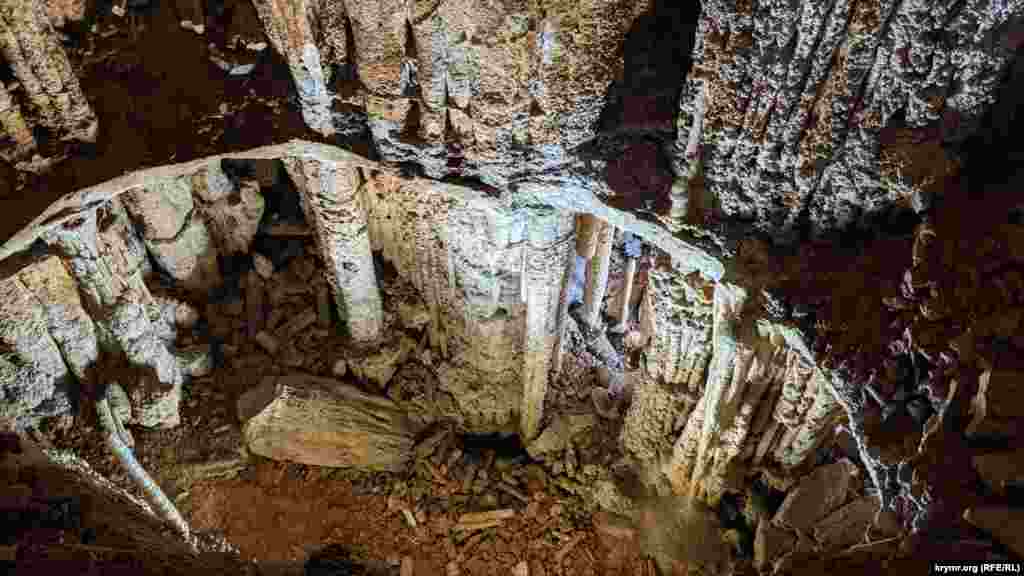 На дне пещерного колодца – обвалившиеся части сталактитов