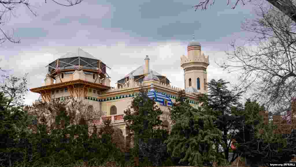 Купола дачи Стамболи по-прежнему в строительных лесах. Противоаварийные, а затем ремонтно-реставрационные работы на объекте муниципальной собственности стартовали еще в 2016 году. Тогда этим занимался первый подрядчик – московская фирма «Ника», сумевшая за два года выполнить всего около 2% работ. Проведенная затем экспертиза показала, что стоимость невыполненных работ составила порядка 27 миллионов рублей. Материалы по данному факту были переданы в городскую прокуратуру. В 2019 году мэрия заключила контракт уже с питерским ООО «Научно-реставрационная фирма «МИР» на сумму 104 миллиона рублей. Но в итоге подрядчик тоже оказался «недобросовестным»