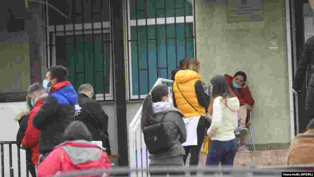 “Nikakvo iznenađenje nije ovoliki broj novootkrivenih zaraženih. Na sreću, nisu svi bolesni, ali su zaraženi”, kaže za Radio Slobodna Evropa pulmolog Slavica Pešić. Građani čekaju na testiranje i pregled ispred Covid ambulante u beogradskoj opštini Zemun, 5. januar 2022. 