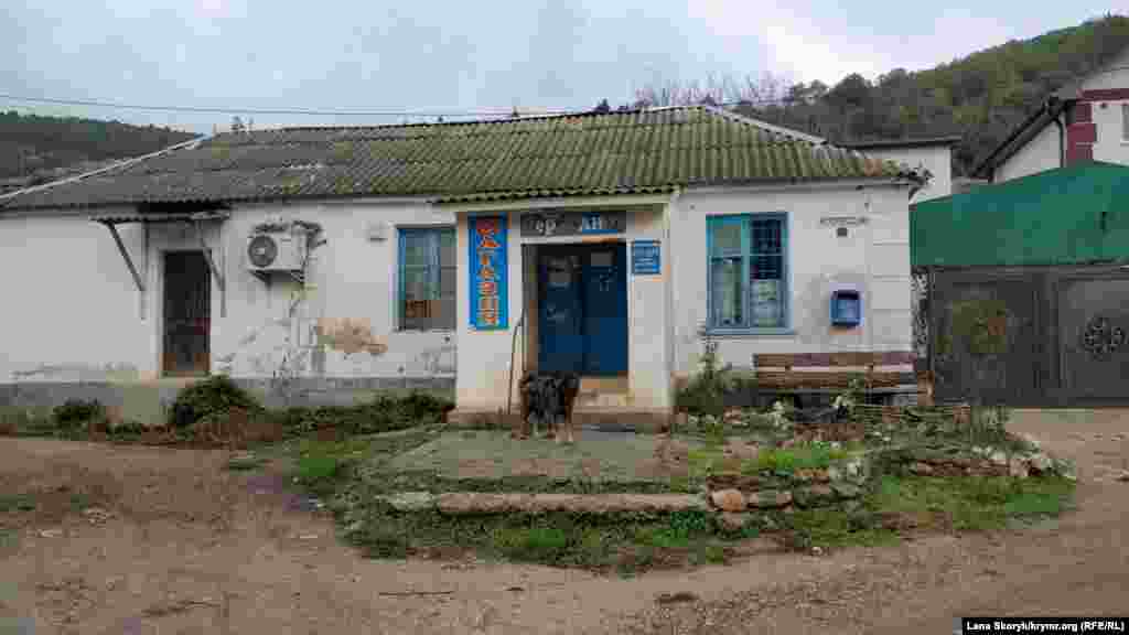 Магазин «Сержант» не работает уже несколько лет, но его сторожит громкий охранник. Неподалеку открылся новый магазин