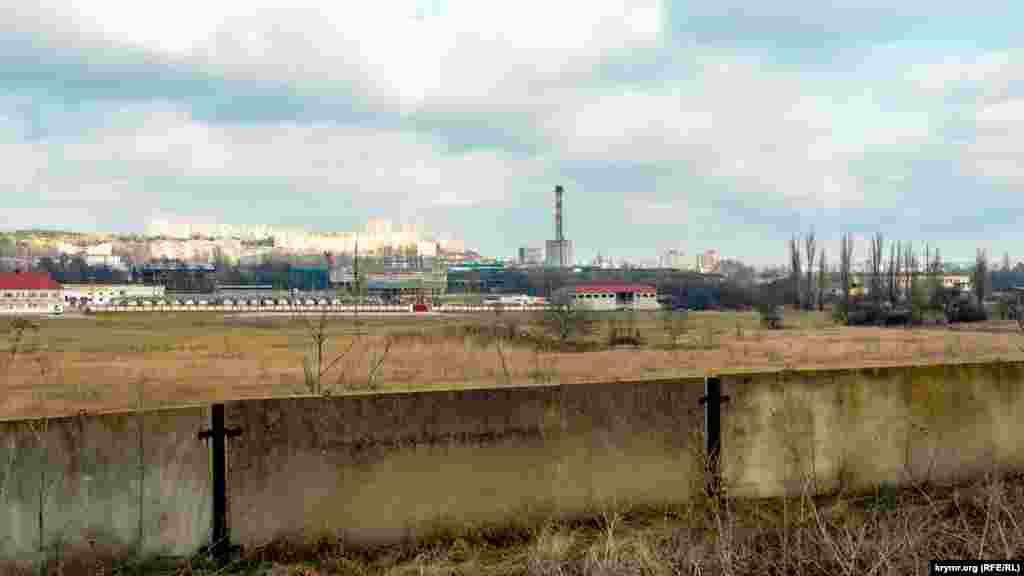 Вдали на возвышенности – многоэтажки симферопольского микрорайона Маршала Жукова