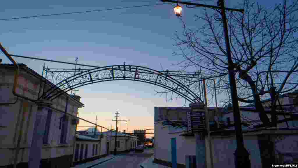 На правой опоре ажурной арки ­– туристический указатель