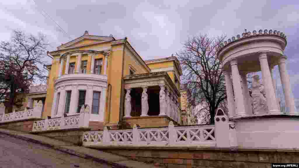 Дача «Милос» — одна из наиболее известных достопримечательностей Феодосии, построенная в начале 1911 года. Главное украшение дачи — расположенные вдоль главного фасада гипсовые копии античных статуй, в том числе статуя Венеры Милосской в беседке-ротонде. В основу проекта положен неоклассический стиль, дополненный элементами классической греческой архитектуры. Дача строилась для успешного феодосийского коммерсанта Ибрагима Крыма.Сейчас в помещении дачи «Милос» расположился шестой корпус санатория «Восход»