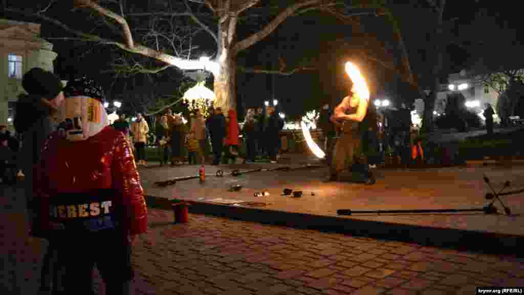 У Дворца детства и юности – еще одно фаер-шоу
