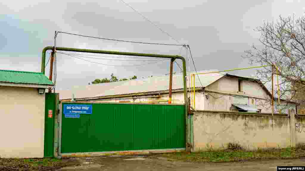 Часть территории и зданий полуразрушенной фабрики использует единственная компания «Катран трейд», которая учреждена 1 ноября 2016 года. Основным видом ее деятельности значится «торговля оптовая прочими пищевыми продуктами, включая рыбу, ракообразных и моллюсков»