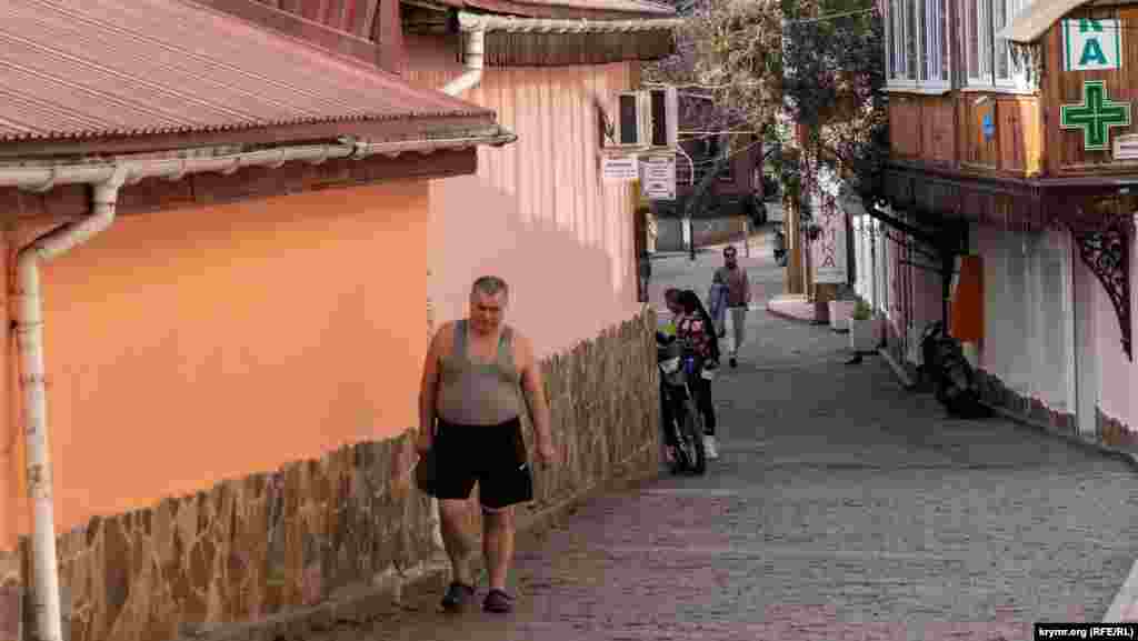 Этот мужчина и вовсе оделся «по-летнему»
