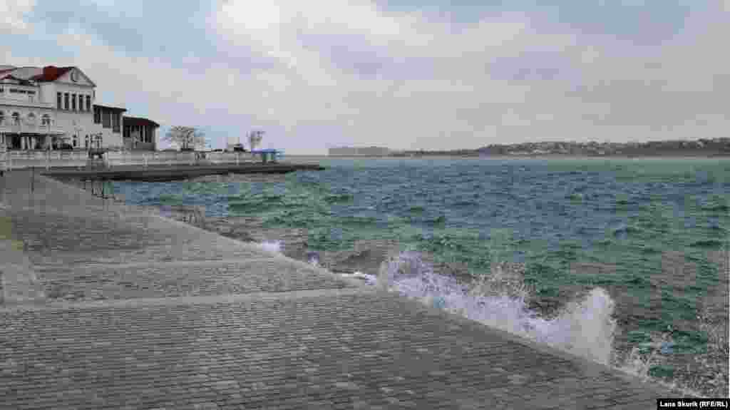 Волны бьют о набережную пляжа «Хрустальный»