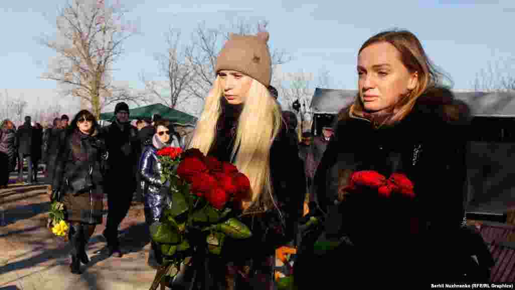 Покладання квітів до гранітного каменю під час церемонії вшанування пам'яті загиблих у авіакатастрофі літака Boeing-737 української авіакомпанії «МАУ» в Тегерані, в парку «Вербовий гай», в Києві