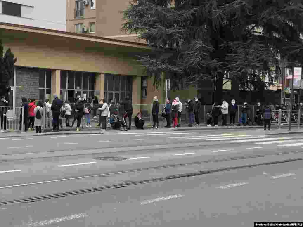 Do sada, niko iz Kriznog štaba za borbu protiv pandemije, niti zvaničnika nije u javnosti komentarisao porast broja zaraženih. Red ispred Covid ambulante u beogradskoj opštini Voždovac, 5. januar 2022. 