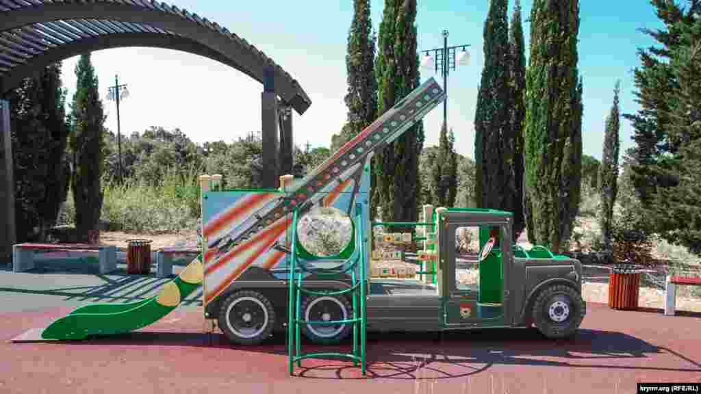 А это – макет реактивного многоствольного миномета типа «Катюша»