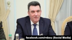 У відповідь на запитання, чи отримала влада доступ до «чорних скриньок» з літака, секретар РНБО сказав: «Давайте не будемо поспішати»