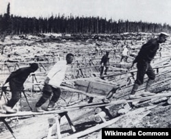 Так звані «стройки века» – колосальні «гідропроєкти» СРСР були зведені ручною працею мільйонів репресованих – розкуркулених і засуджених за політичними статтями. Будівництво Біломорсько-Балтійського каналу. ГУЛАГ
