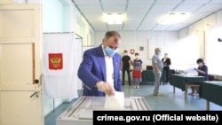 Спікер російського парламенту Криму Володимир Константинов на голосуванні за поправки до конституції Росії