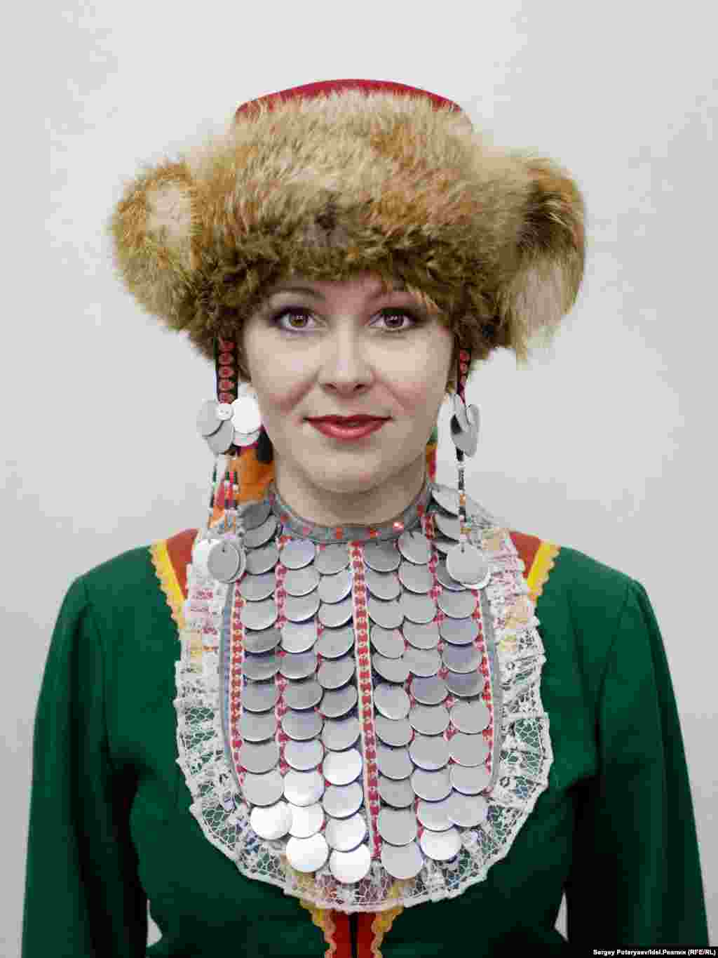 Старикова Олеся, 33 года, артистка балета. "Мама у меня чистокровная марийка, папа – 50/50. Что для меня быть мари? Все входит! И язык, и обряды, и семья, теперь это и есть народ. Язык является неким ключем к понимаю отношения мари к природе. Именно через него можно выразить все чувства, которые сложно рассказать, но можно прочувствовать. Мари это связь с прошлым и осознание себя. Мой дедушка как раз был таким стержнем этой связи. Всегда раздавал еду детям, а сам кости доедал. Это и есть для меня мари. Мы с мужем специально купили дом, чтобы у детей была своя Родина, своя связь с землей. Квартира это совсем иное".