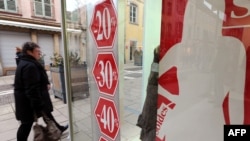 Годовой рост зарплат в 17 странах еврозоны впервые за ее 14-летнюю историю оказался менее 1%