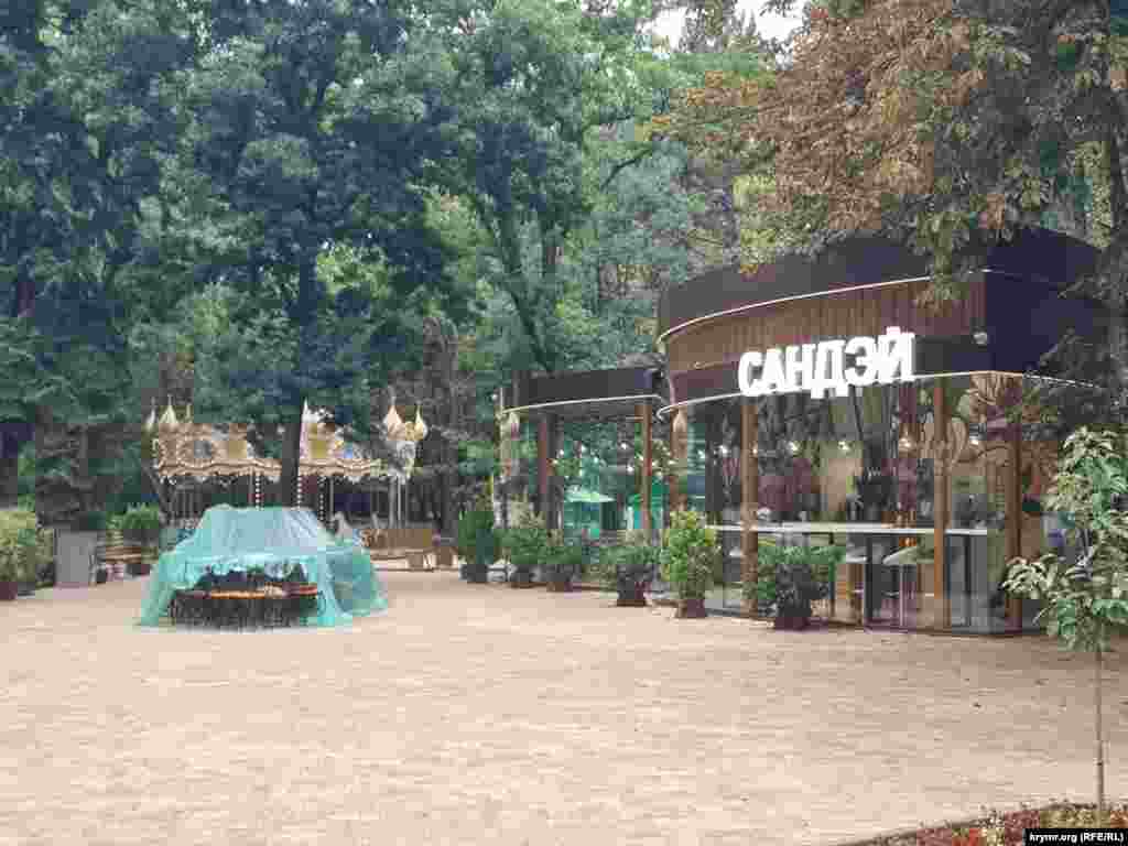 Из-за политики отказа в Крыму от названий на латыни, теперь английские названия пишут кириллицей. Кафе в Гагаринском парке