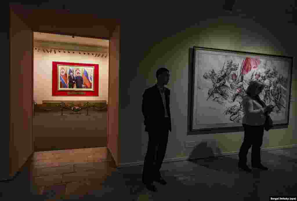 Снимка на руския президент Владимир Путин и севернокорейския лидер Ким Чен Ун на изложбата.След признанието, че севернокорейци са се сражавали рамо до рамо с руските войски, сътрудничеството се превърна в пропаганден фокус за Пхенян.