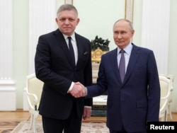 Президент Росії Володимир Путін тисне руку прем’єр-міністру Словаччини Роберту Фіцо під час його візиту в Росію. Москва, 22 грудня 2024 року